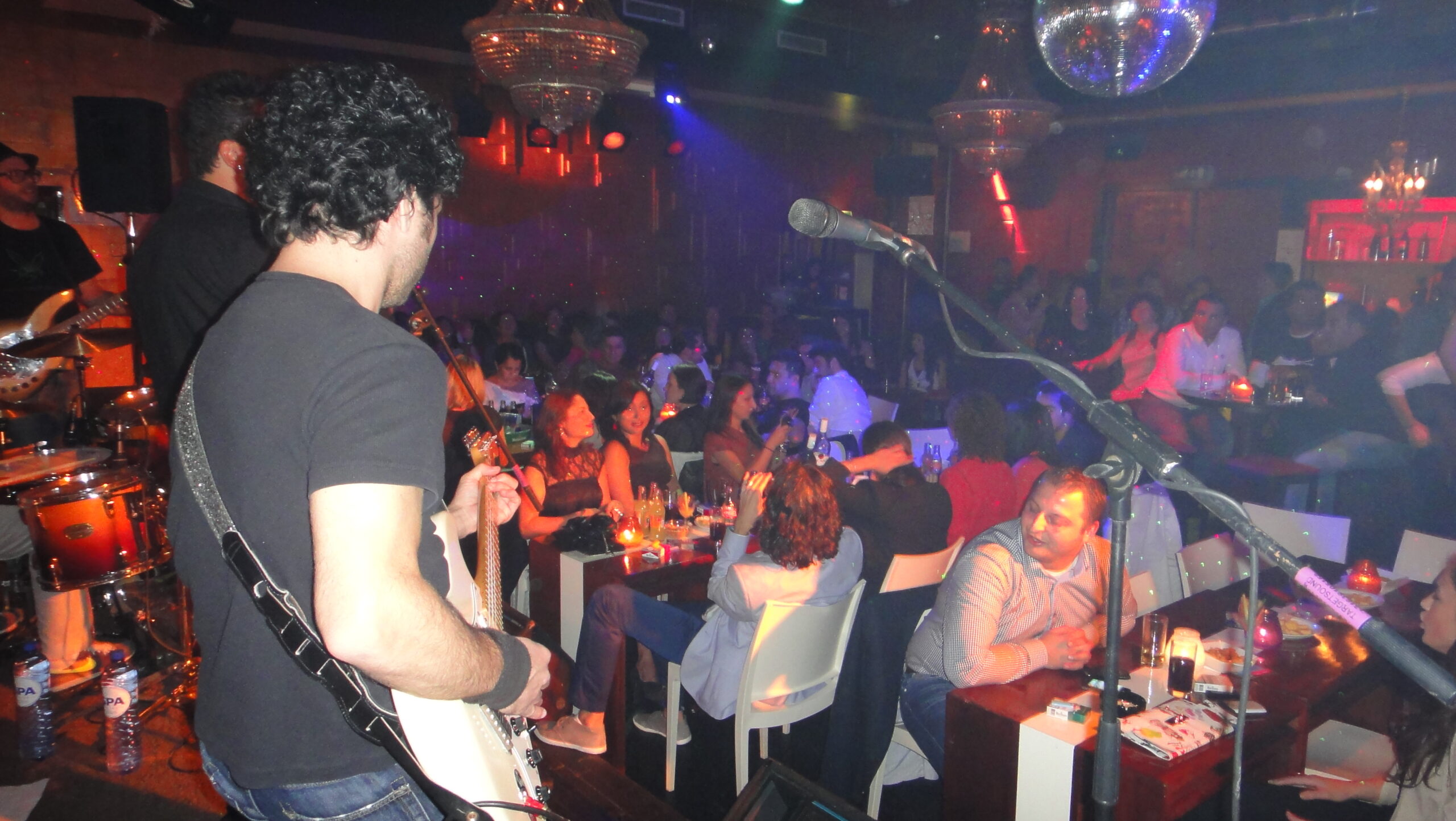 We besteden ook meer aandacht aan branding. In plaats van evenementen uitsluitend als 'Turks' te labelen, kiezen we vaker voor bredere concepten waarin beleving, dans en muzikale diversiteit centraal staan. En we werken actief samen met andere organisaties en communities — om nieuwe doelgroepen te bereiken en een gemengd publiek te stimuleren.